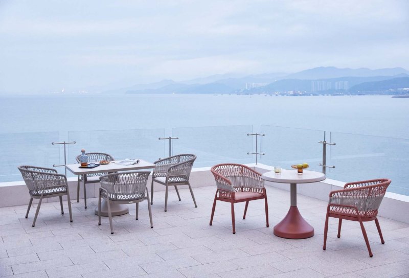 Outdoor table and chair combination for 2-4 people